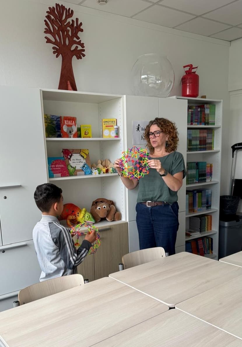 Janka begeleidt een kind in de praktijk